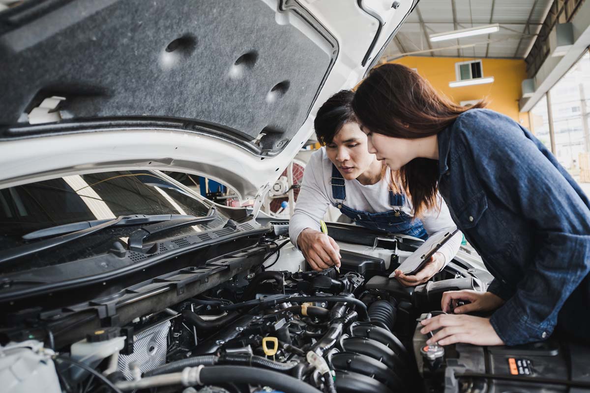 auto mechanic talking to a female customer 